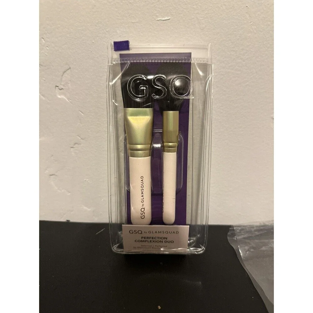 GSQ By GLAMSQUAD Perfection Complexion Duo Round Foundation & Fluff Brush